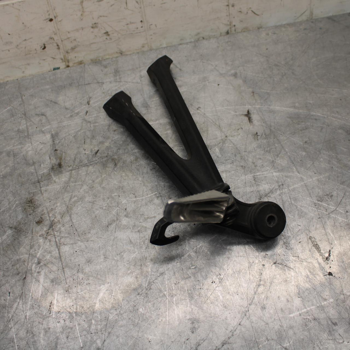 13 SUZUKI GSXR750 RIGHT REAR BACK PASSENGER PEG BB474