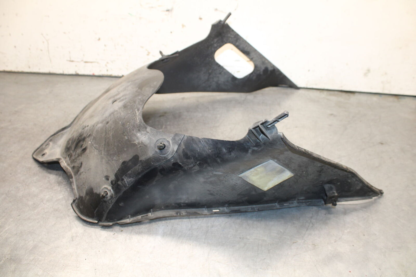 08-09 SUZUKI GSXR600 LOWER FRONT UPPER INNER HEADLIGHT COWL FAIRING  BB728