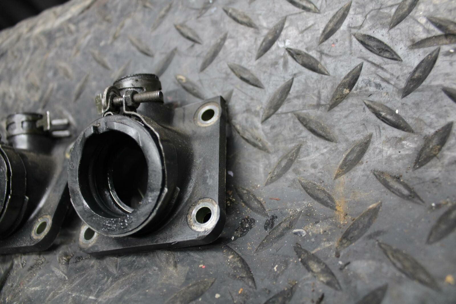 2004 Yamaha Banshee 350 YFZ350 CARB CARBURETOR INTAKE MANIFOLD BB232