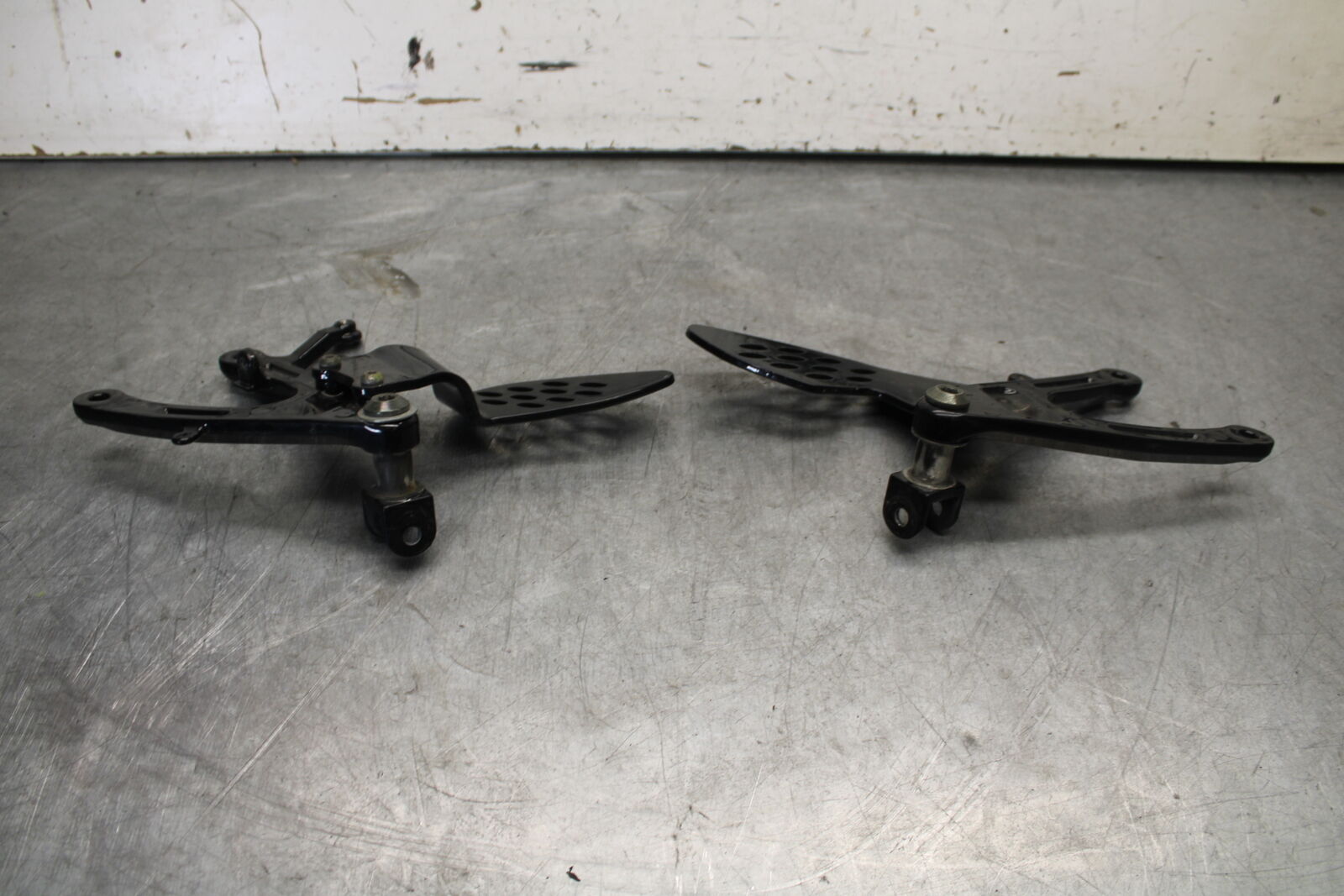 04-06 YAMAHA YZF R1 BLACK POWDER COATED LEFT RIGHT REARSET REAR SET BB659 