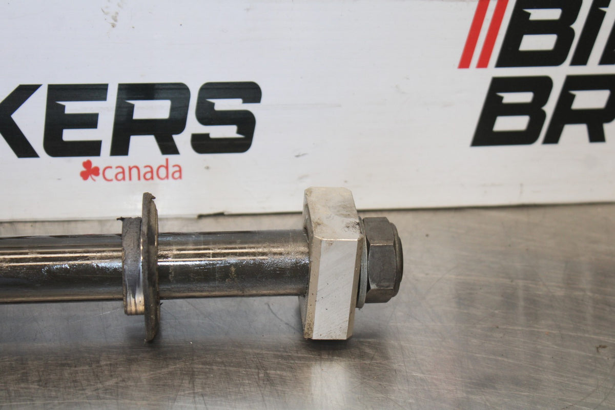 05 YAMAHA YZF R6 REAR AXLE BACK WHEEL RIM PIVOT BOLT AXEL BB894