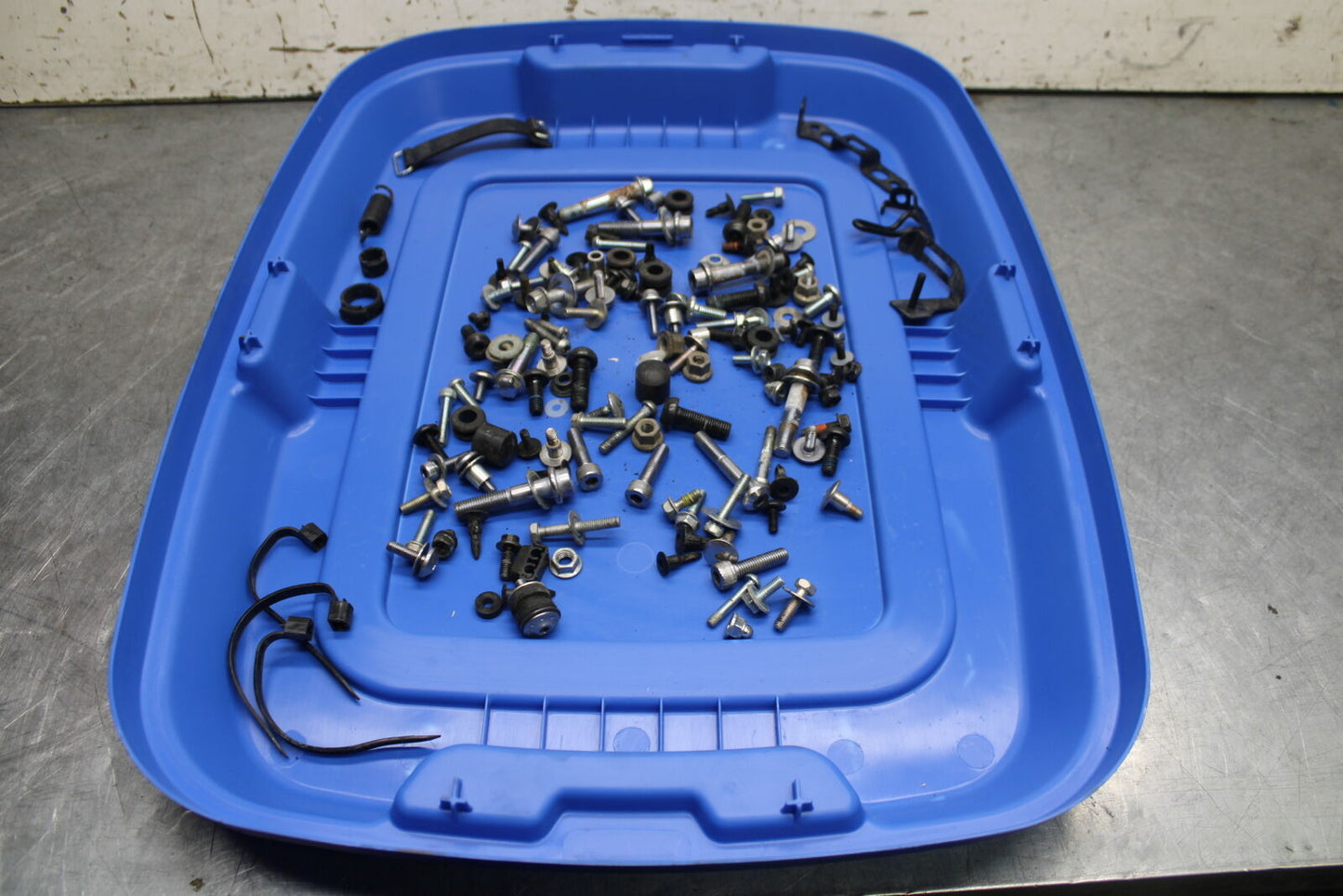 14-17 YAMAHA FZ09 MOUNTING BOLTS HARDWARE MOTOR SCREWS BB111