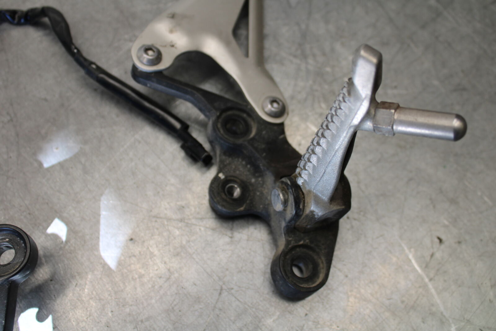 19-22 KAWASAKI Z400 RIGHT LEFT REARSETS REAR SET DRIVER FOOT PEGS  BB708