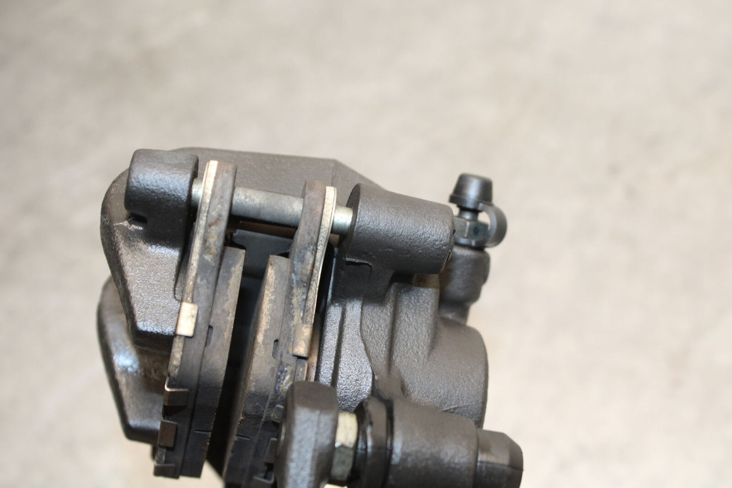 13-18 KAWASAKI NINJA ZX6R REAR BRAKE CALIPER W MOUNT BRACKET 43080-0114-DJ BB666