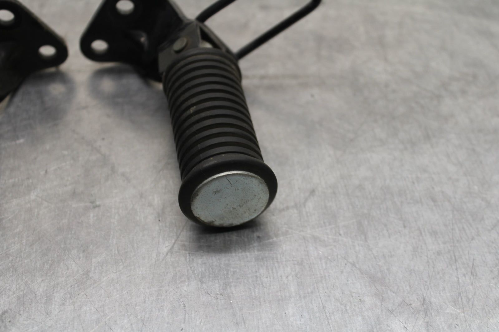 04 SUZUKI INTRUDER 800 REAR PASSENGER FOOT STEP PEG BB758