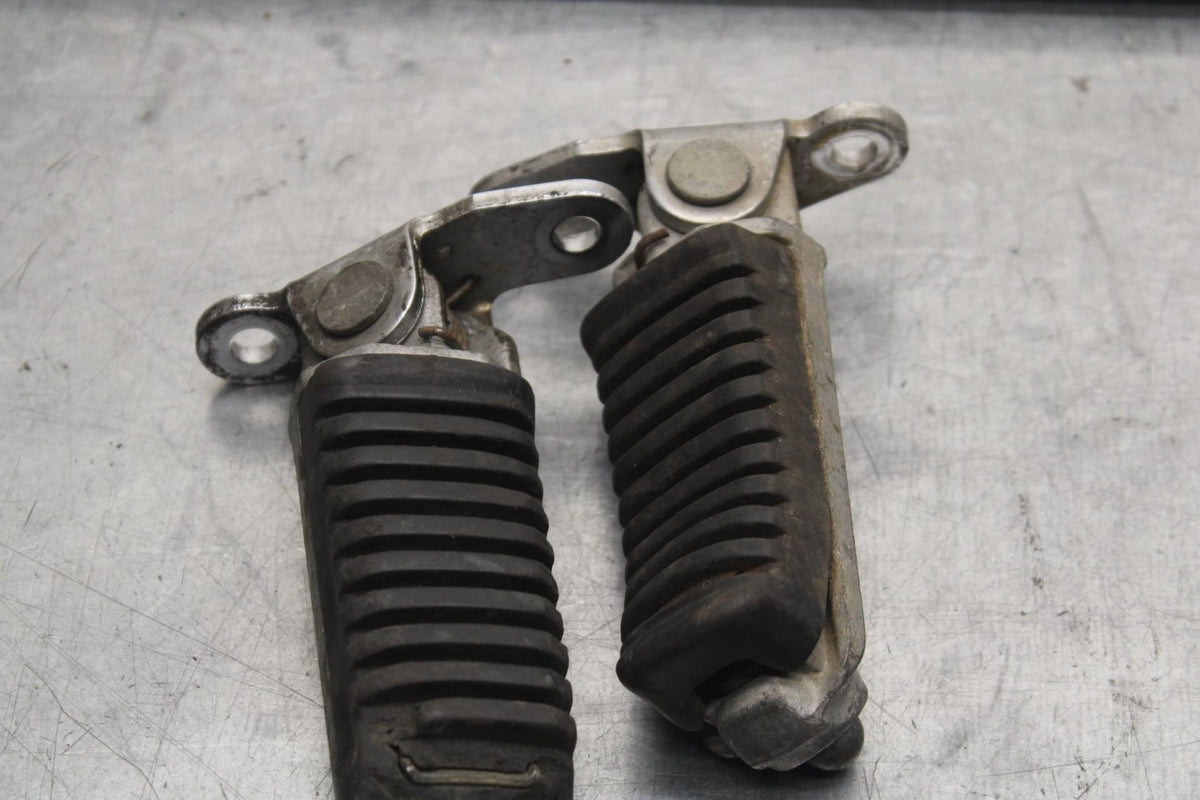 84-86 KAWASAKI GPZ900 FRONT FOOT RESTS PEGS STEPS SET PAIR BB84