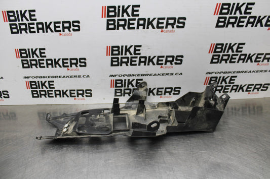 23 YAMAHA YZF R3 REAR BACK TAIL UNDERTAIL BATTERY TRAY PLASTIC BB806