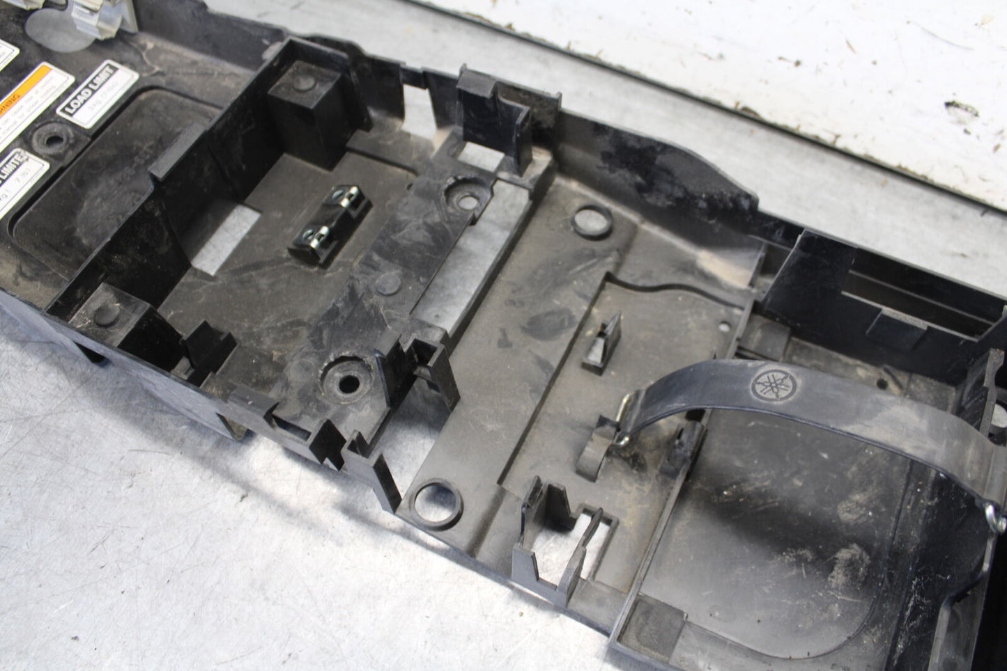 08-16 YAMAHA YZF R6 REAR BACK TAIL UNDERTAIL BATTERY TRAY PLASTIC OEM BB665