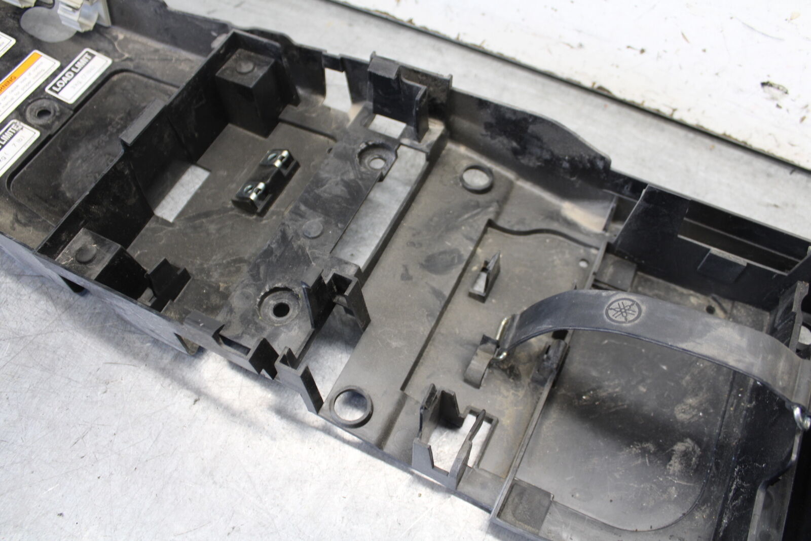 08-16 YAMAHA YZF R6 REAR BACK TAIL UNDERTAIL BATTERY TRAY PLASTIC OEM BB665