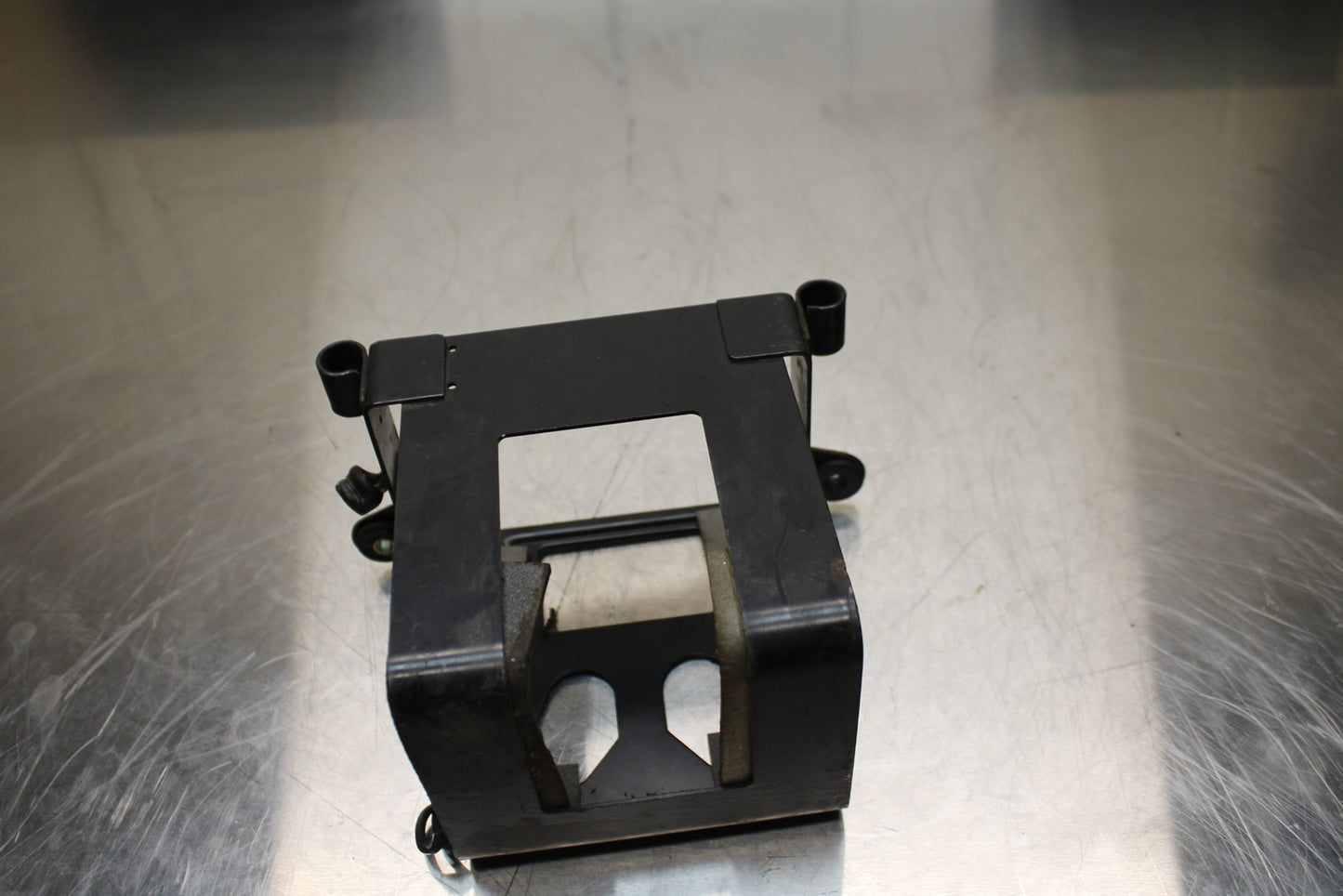 86 SUZUKI GS750ES REAR BACK TAIL UNDERTAIL BATTERY TRAY PLASTIC BB140