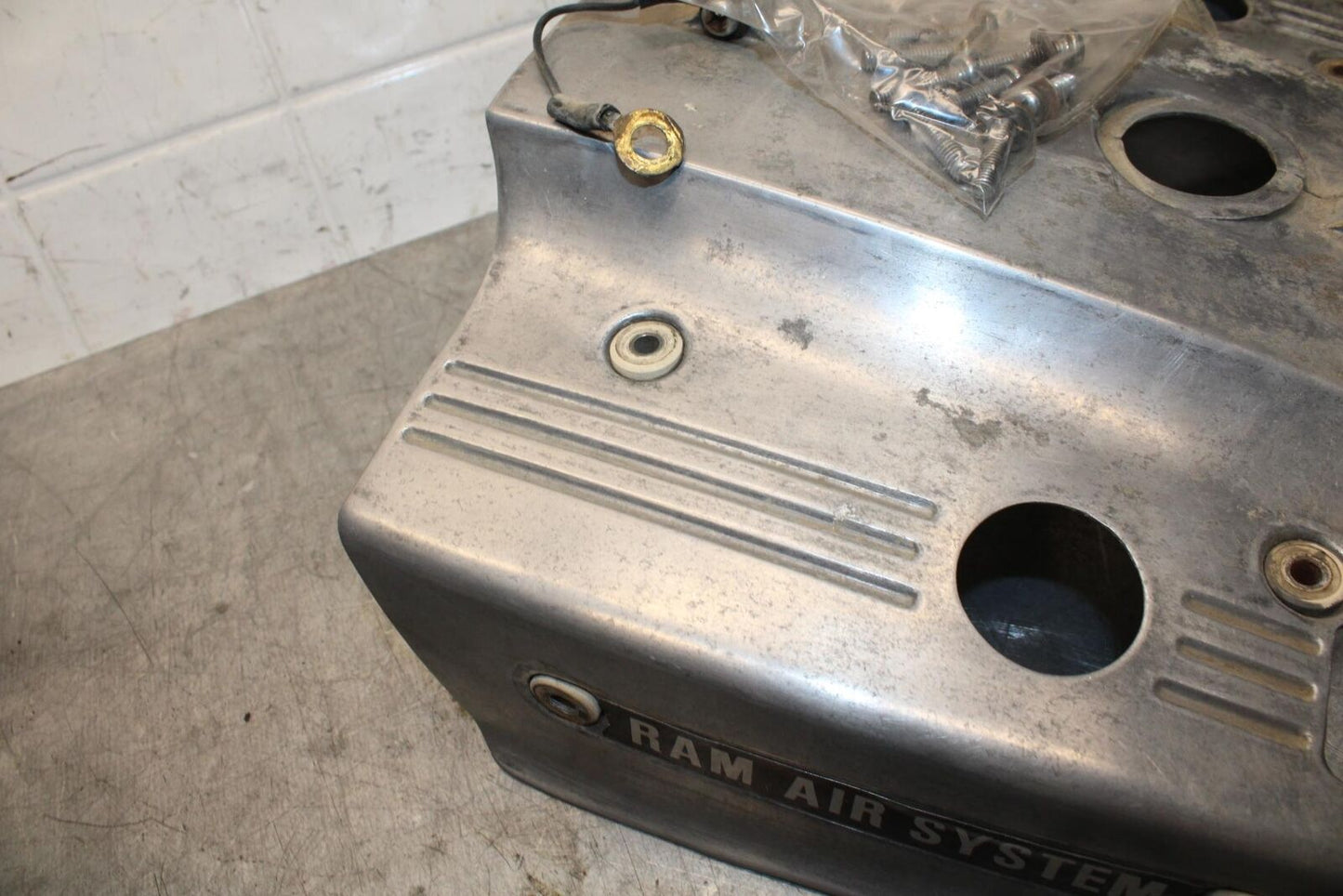 75 SUZUKI GT 550  RAM AIR INTAKE DUCT COVER BB72