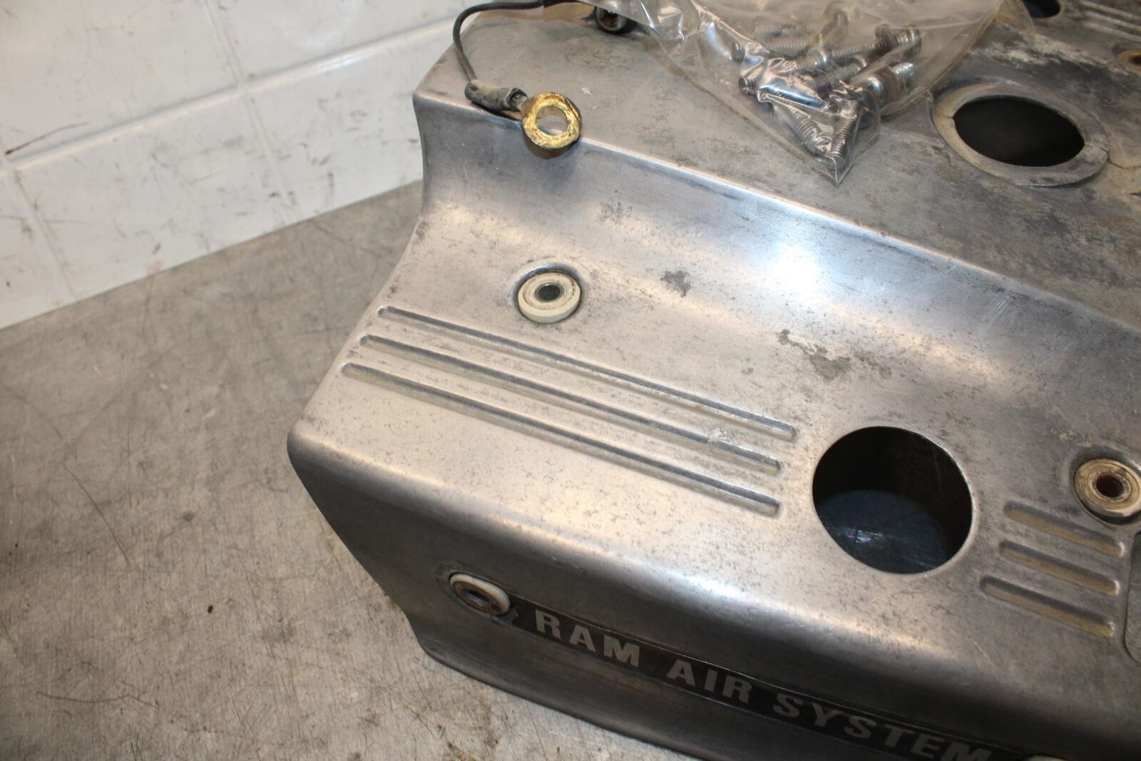 75 SUZUKI GT 550  RAM AIR INTAKE DUCT COVER BB72