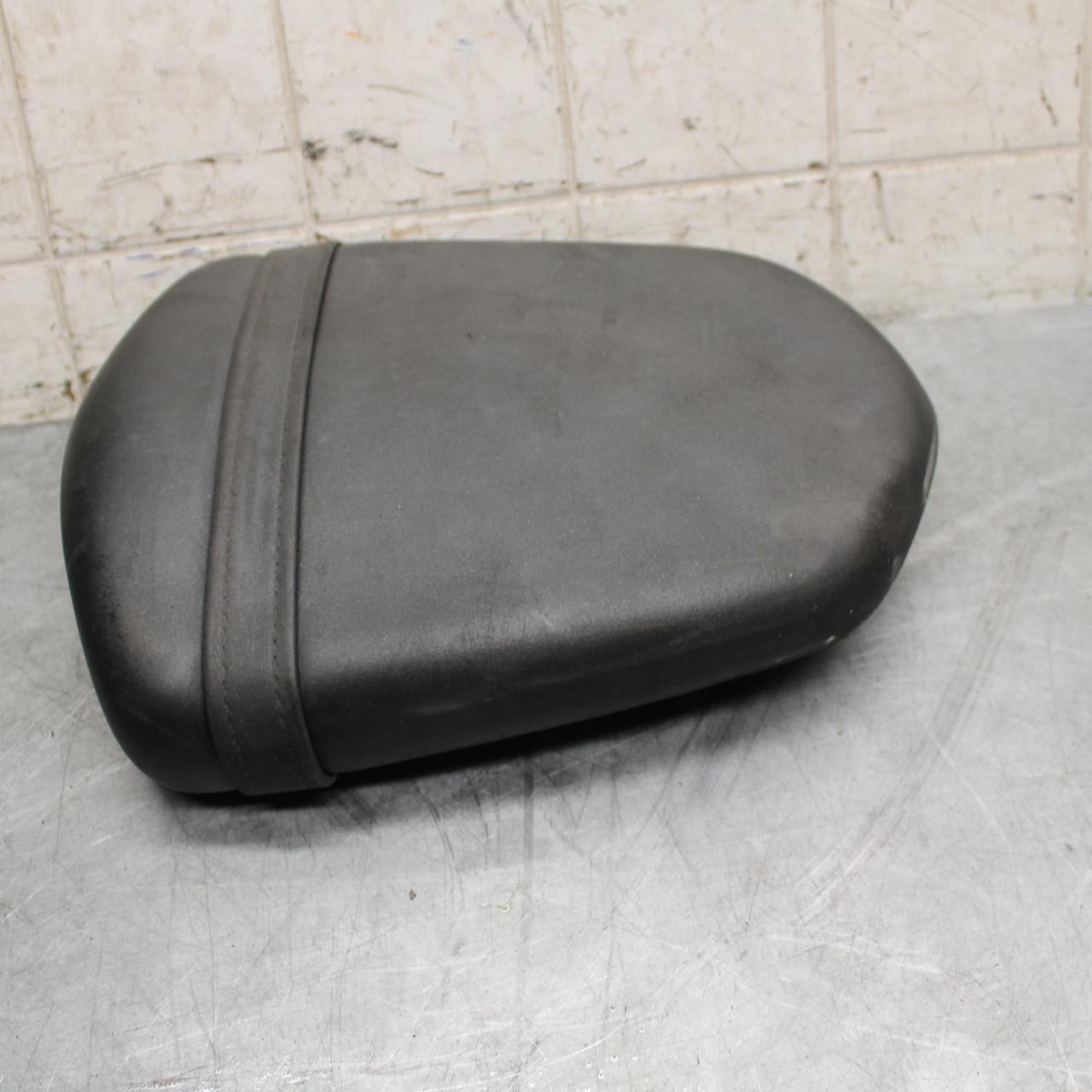 2007 Suzuki GSXR750 REAR BACK PASSENGER TANDEM SEAT PAD SADDLE PILLION BB546