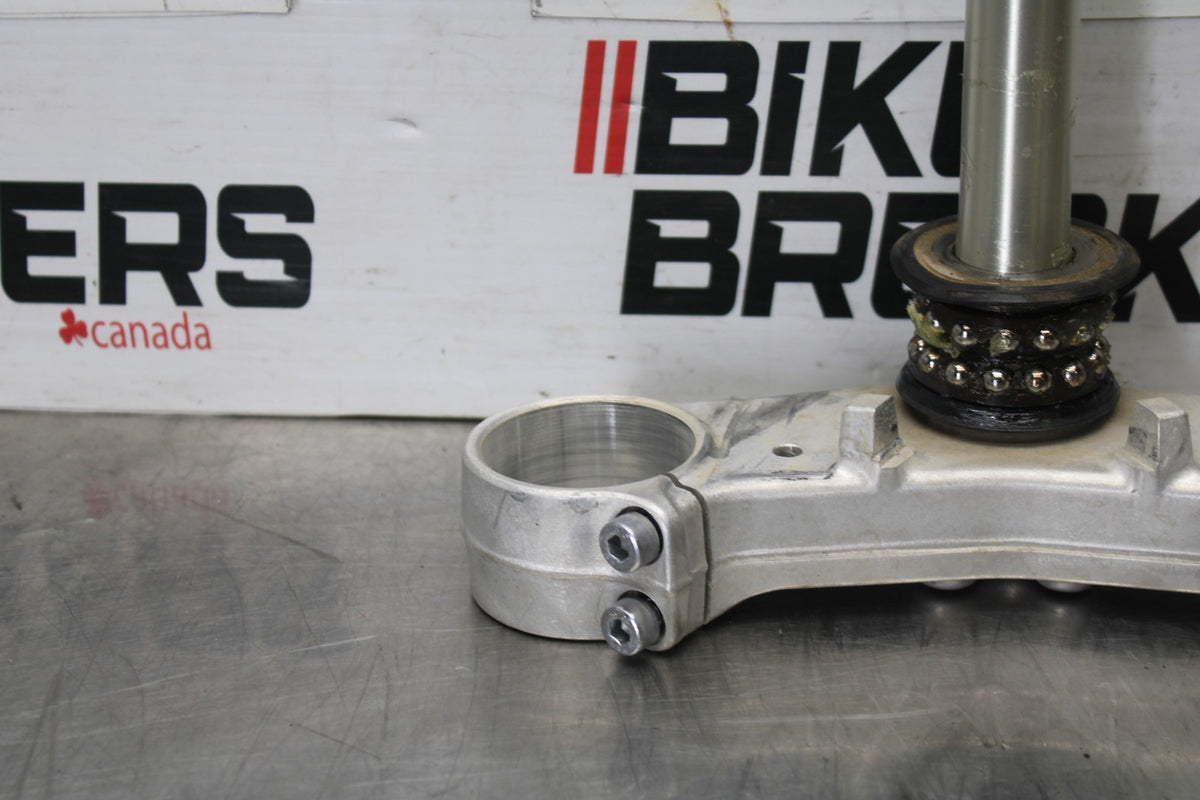 17 YAMAHA YZF R6 FRONT FORKS CLAMP LOWER TRIPLE TREE STEM BB922