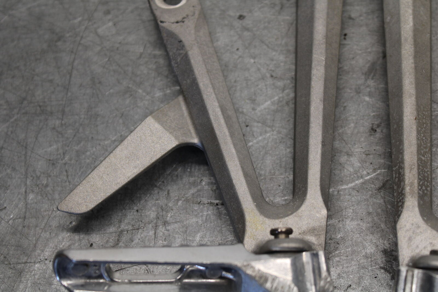 05-06 HONDA CBR600RR REAR BACK PASSENGER PEG SET PAIR  BB689