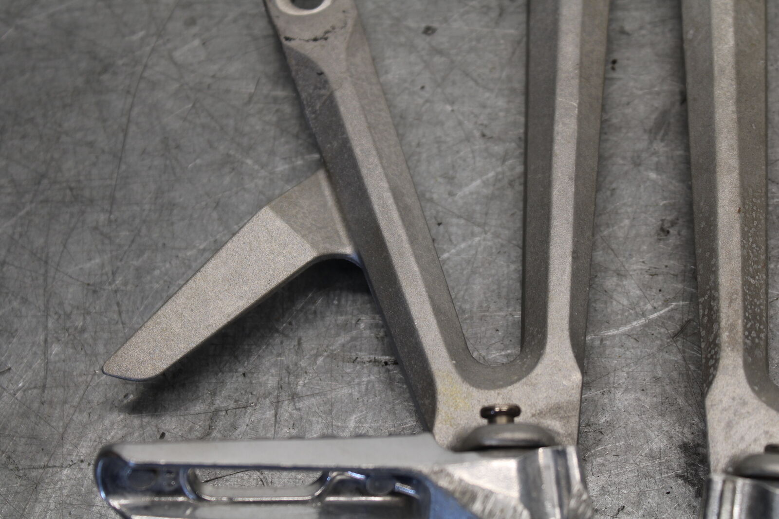 05-06 HONDA CBR600RR REAR BACK PASSENGER PEG SET PAIR  BB689
