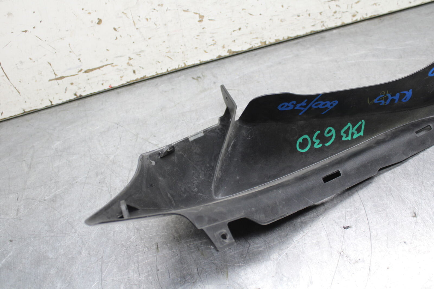 08-10 SUZUKI GSXR 600  RIGHT FRONT UPPER MID SIDE FAIRING COWL PLASTIC BB630