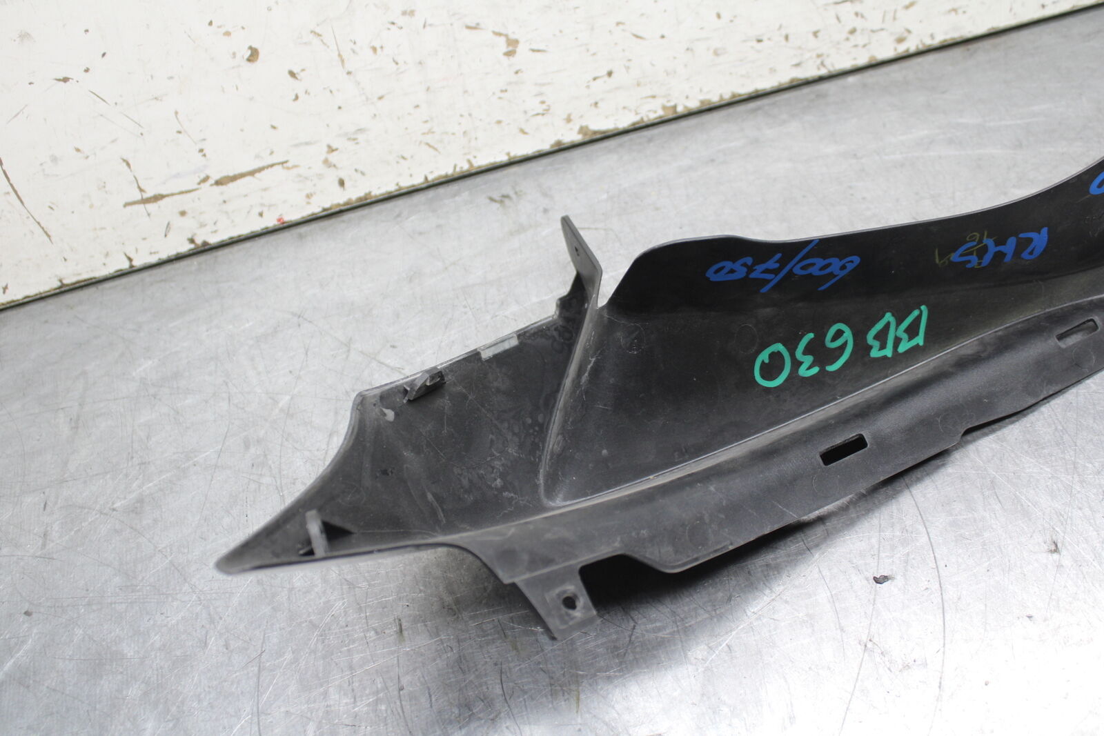 08-10 SUZUKI GSXR 600  RIGHT FRONT UPPER MID SIDE FAIRING COWL PLASTIC BB630
