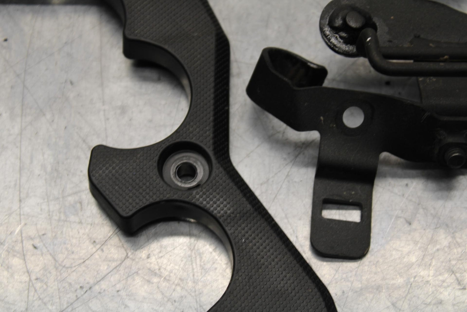 20 KAWASAKI Z400 ER400 ABS ENGINE MOUNT MOTOR BRACKET BB586