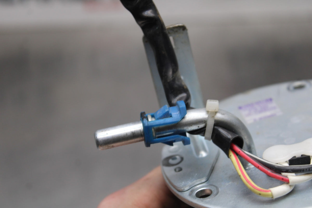 09 SUZUKI GSXR1000 FUEL PUMP GAS PETROL SENDER UNIT BB777