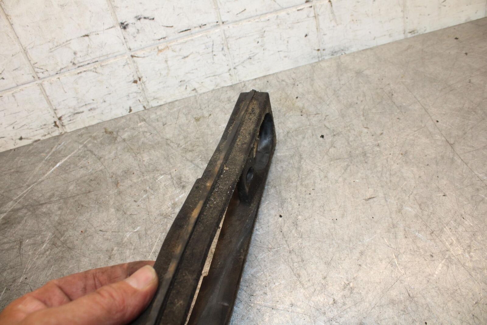 2007 Suzuki GSXR600 SWINGARM CHAIN BUFFER SLIDER GUIDE 61273-01H00 BB540