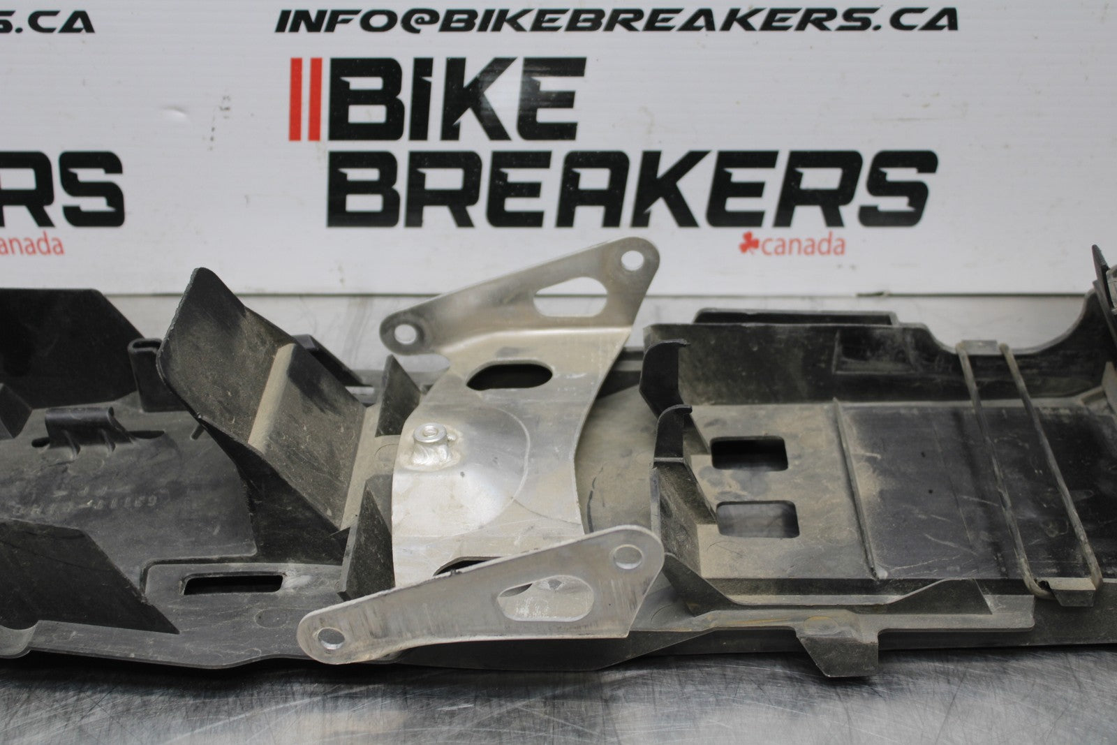 06-07 SUZUKI GSXR 600 REAR BACK TAIL UNDERTAIL BATTERY TRAY PLASTIC BB178