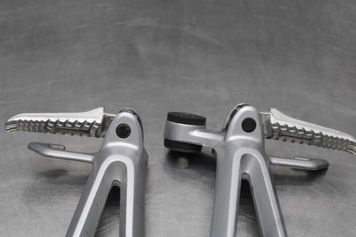 05-06 SUZUKI GSXR1000 REAR BACK PASSENGER PEG SET PAIR BB857