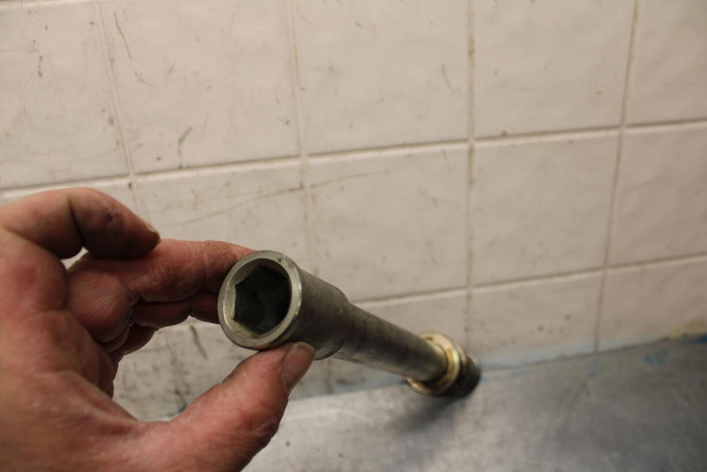 2003 Kawasaki Ninja ZX6RR ZX600K FRONT WHEEL RIM AXLE PIVOT BOLT BB66