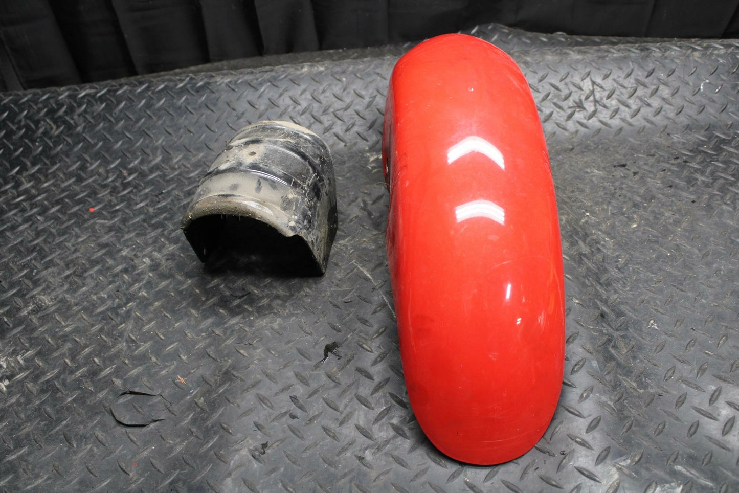 86 SUZUKI GS750ES RED FRONT WHEEL FENDER COWL BRACE BB233
