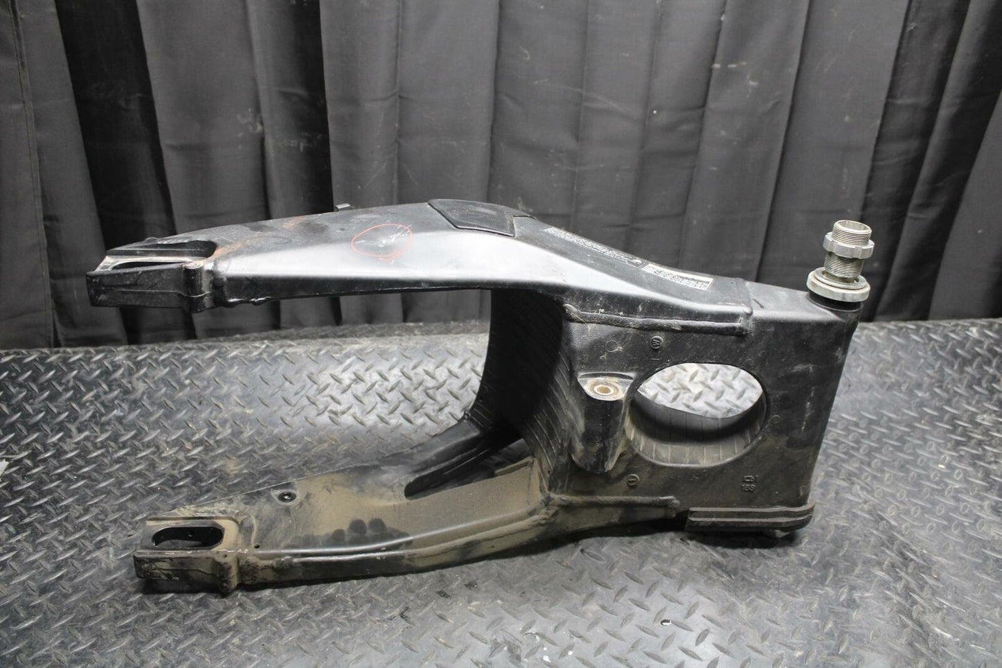 08-16 YAMAHA YZF R6 REAR SWINGARM SUSPENSION SWING ARM 13S-22110-00-00 BB209