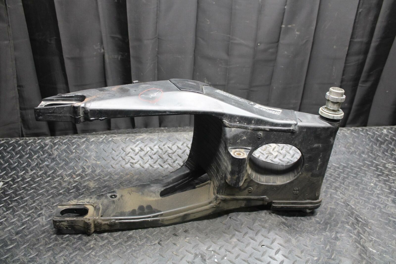 08-16 YAMAHA YZF R6 REAR SWINGARM SUSPENSION SWING ARM 13S-22110-00-00 BB209