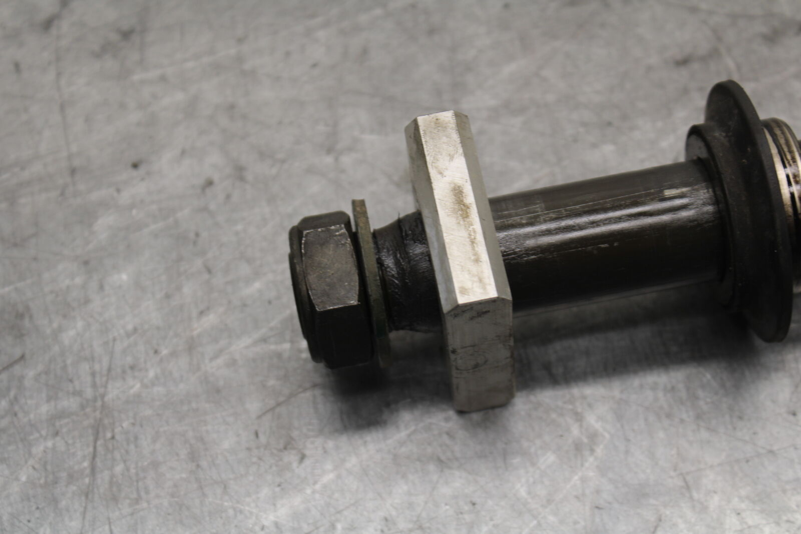 04-06 YAMAHA YZF R1 FRONT WHEEL RIM AXLE PIVOT BOLT 2C0-25181-00-00 BB659