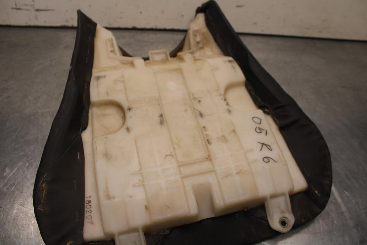 06 YAMAHA YZF R6 FRONT DRIVERS SEAT PAD SADDLE PILLION 2C0-24710-00-00 BB622