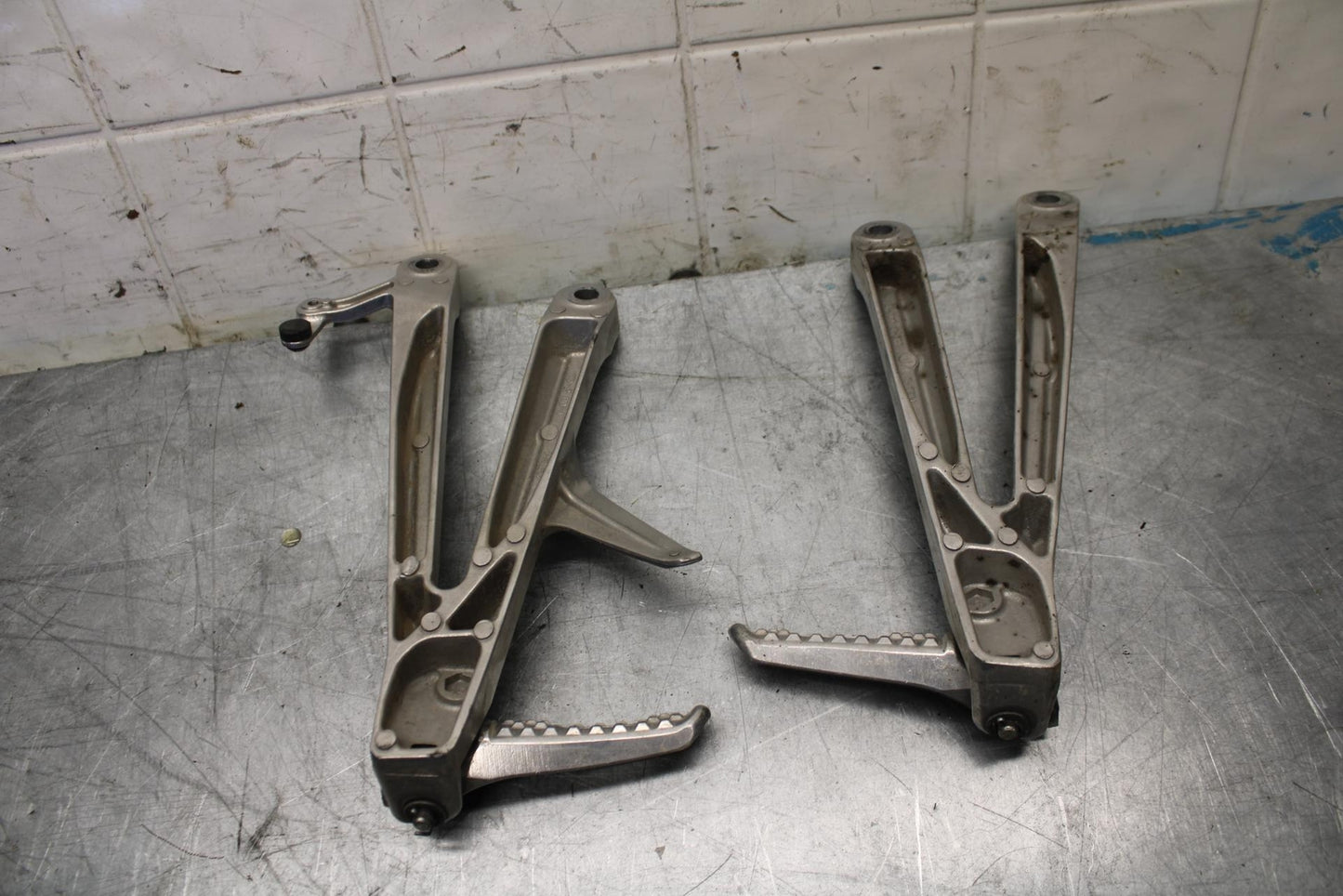 06-07 HONDA CBR1000RR REAR BACK PASSENGER PEG SET PAIR BB464