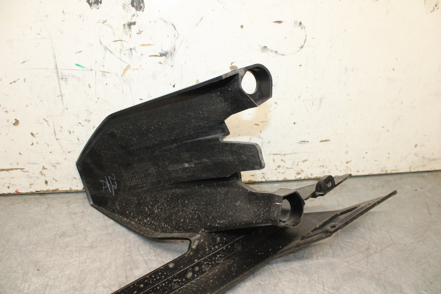 17-24 KTM 390 DUKE REAR BACK WHEEL TIRE HUGGER FENDER BB734