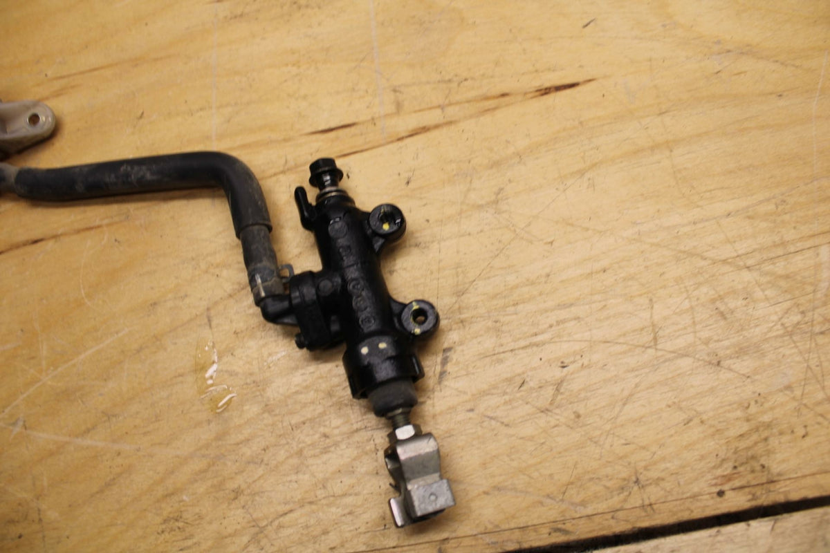 13-15 HONDA CBR500R REAR  BRAKE MASTER CYLINDER W RESERVOIR 43510-MGZ-D01 BB315