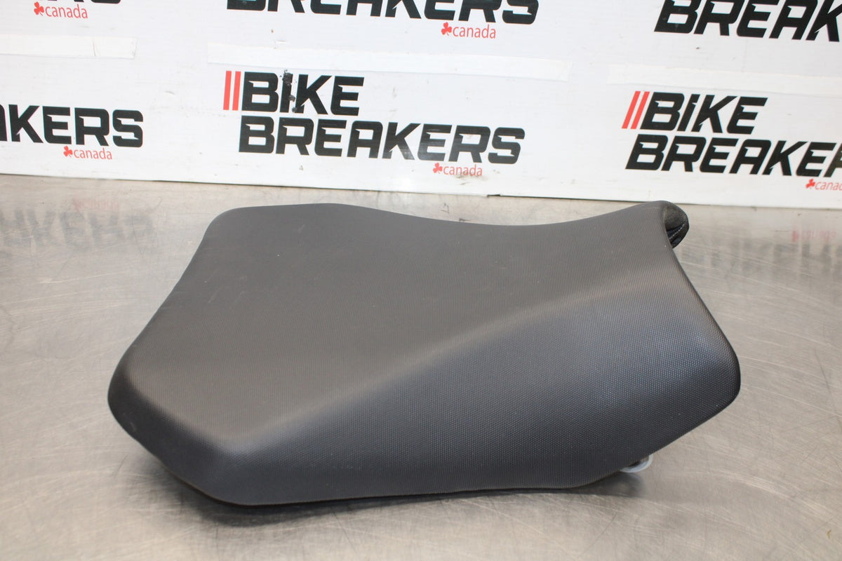 15-26 SUZUKI GSXR600 FRONT DRIVERS SEAT PAD SADDLE PILLION BB888