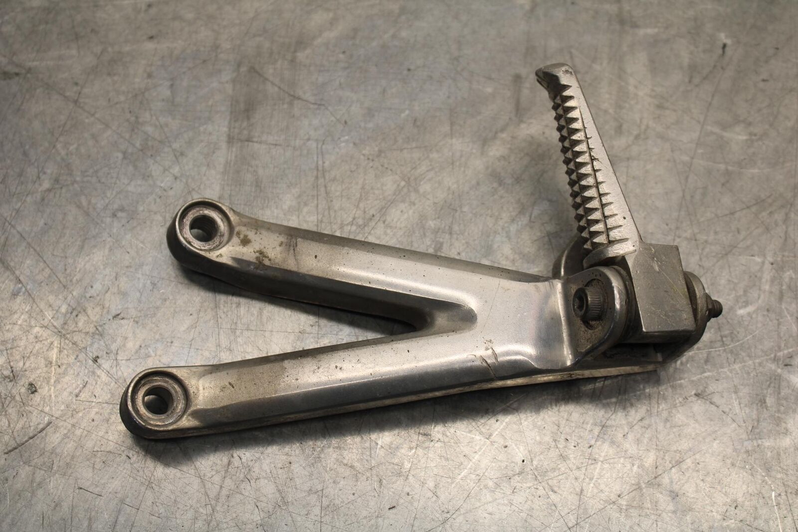 2000 Yamaha YZF R6 REAR BACK PASSENGER PEG SET PAIR 5EB-27430-00-00 BB558
