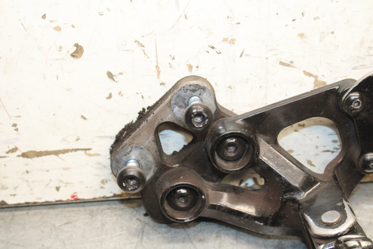 06-07 SUZUKI GSXR 600 LEFT REARSET REAR SET DRIVER FOOT PEG REST STOP BB737