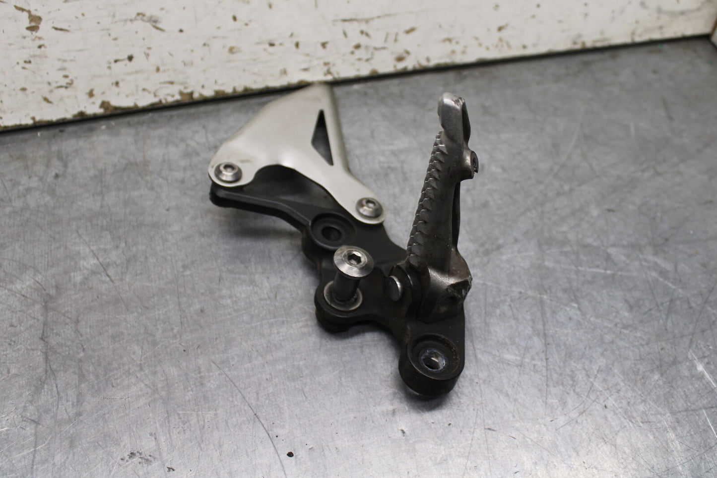 19-22 KAWASAKI Z400 LEFT REARSET REAR SET DRIVER FOOT PEG REST STOP BB738