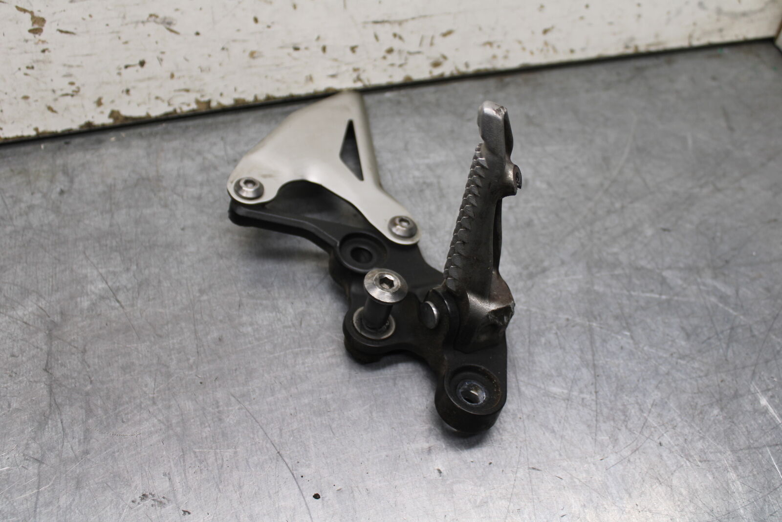 19-22 KAWASAKI Z400 LEFT REARSET REAR SET DRIVER FOOT PEG REST STOP BB738