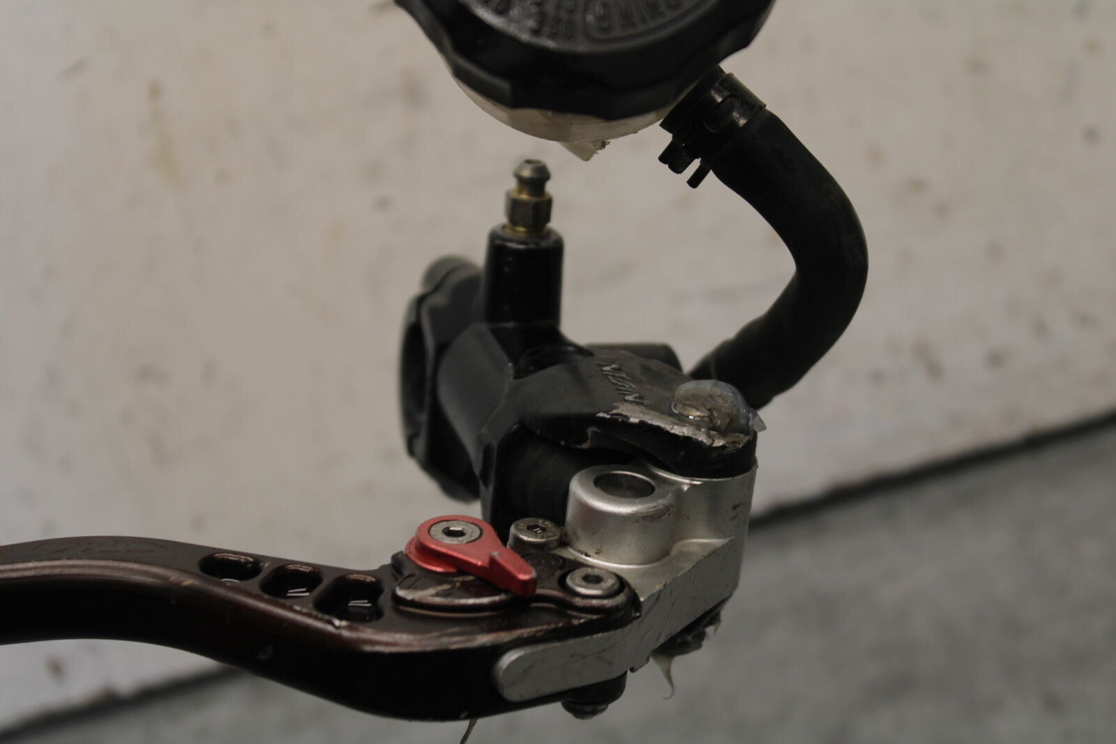 05-06 SUZUKI GSXR1000 FRONT BRAKE MASTER CYLINDER w/ LEVER 59600-47H10 BB677