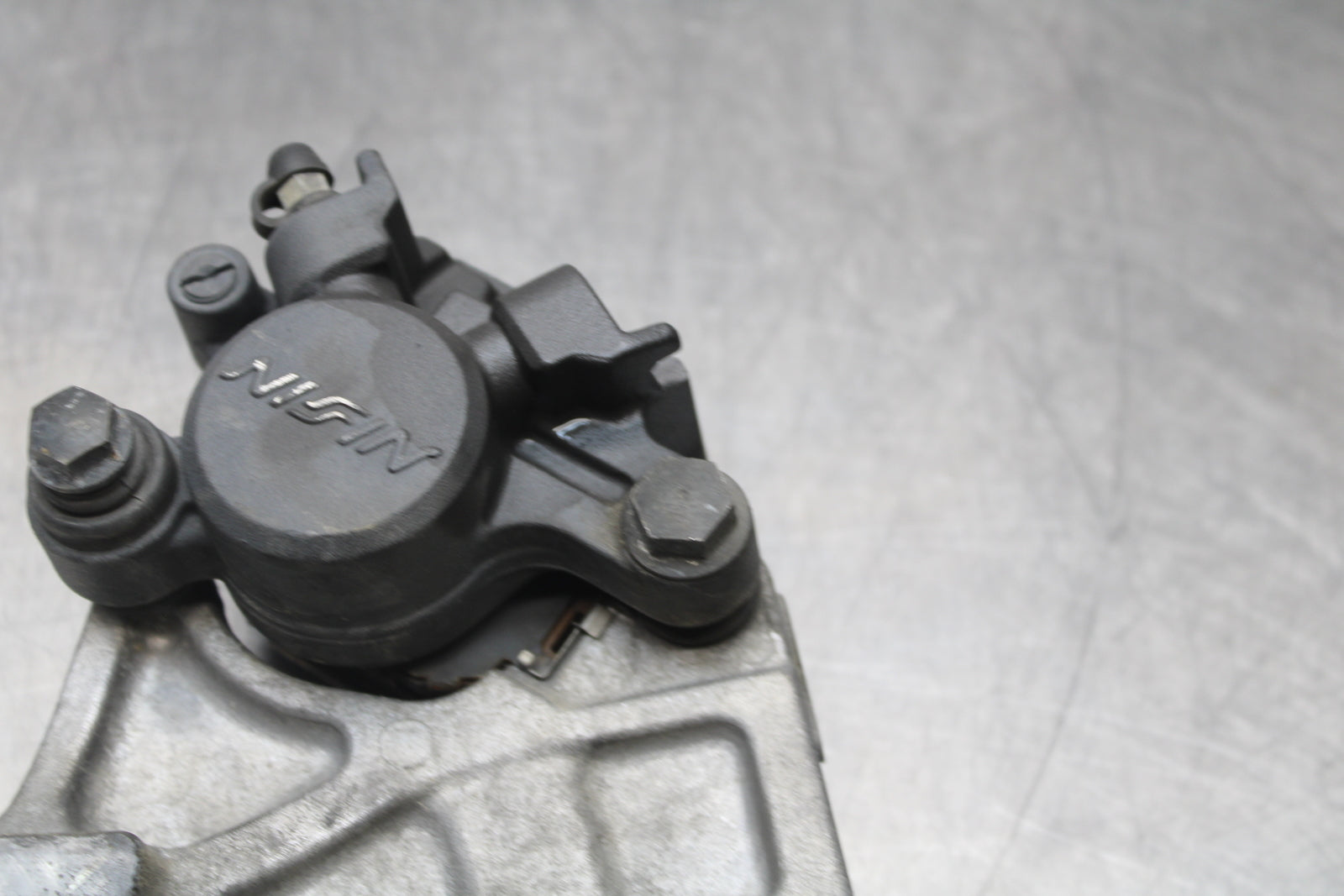 03 SUZUKI SV650S REAR BACK BRAKE CALIPER W MOUNT BRACKET BB167