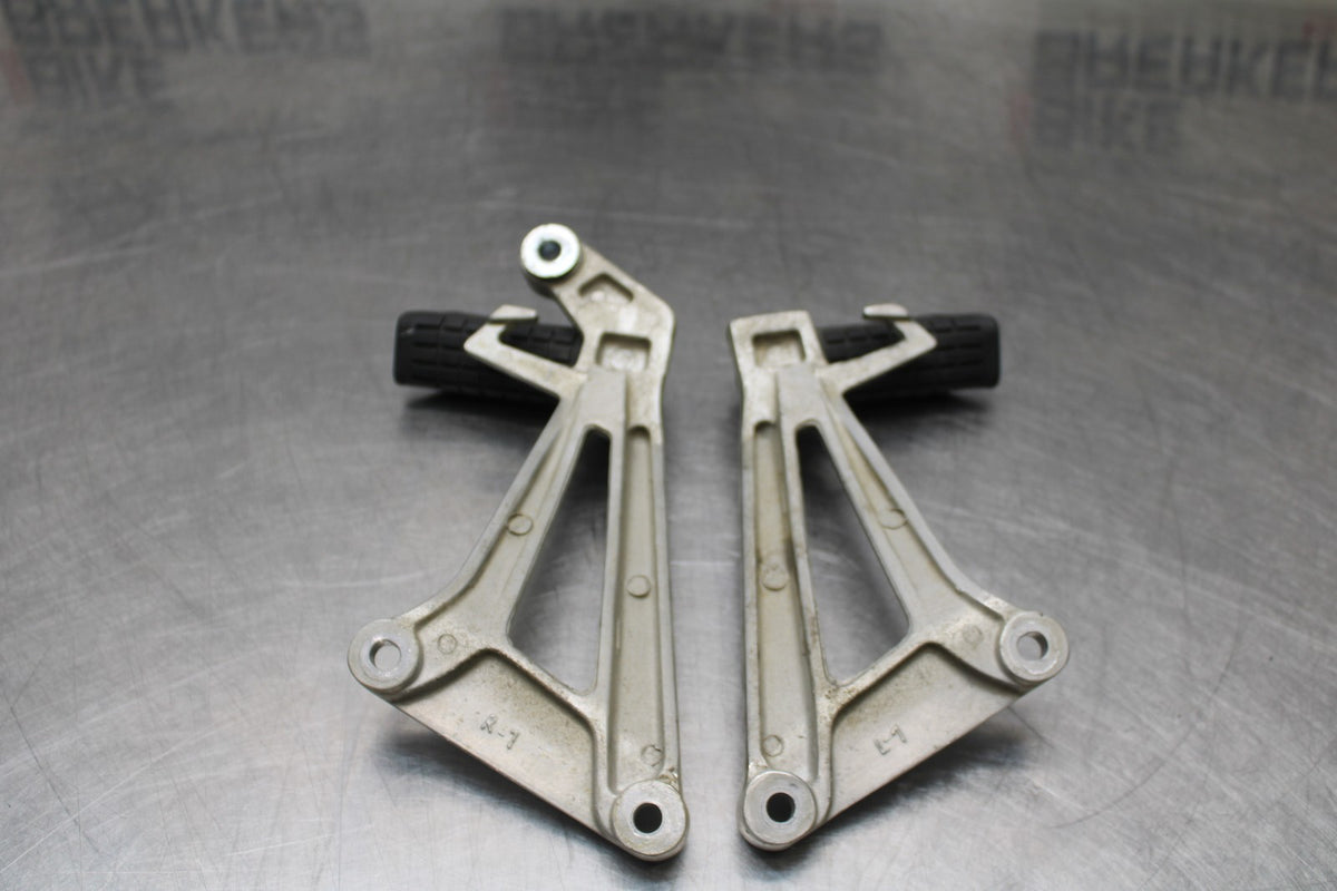 08 HONDA CBR125R REAR BACK PASSENGER PEG SET PAIR BB839