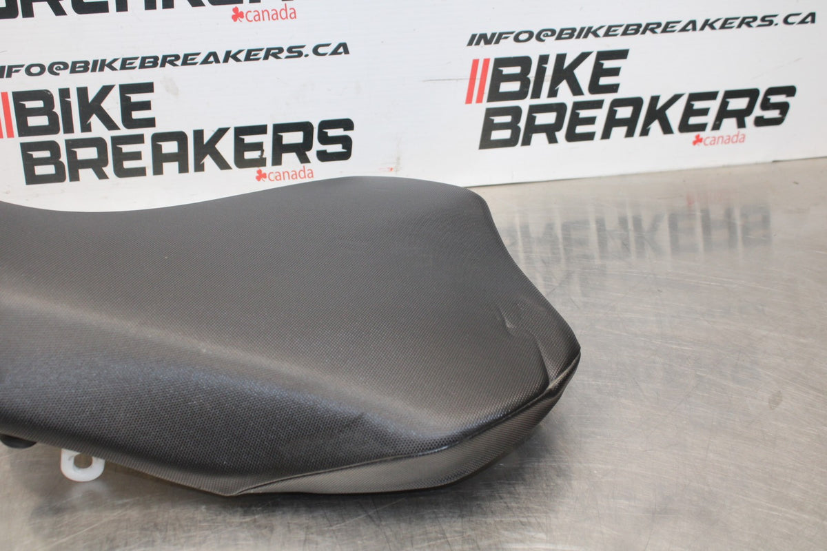 24-25 SUZUKI GSXR1000 FRONT DRIVERS SEAT PAD SADDLE PILLION BB767