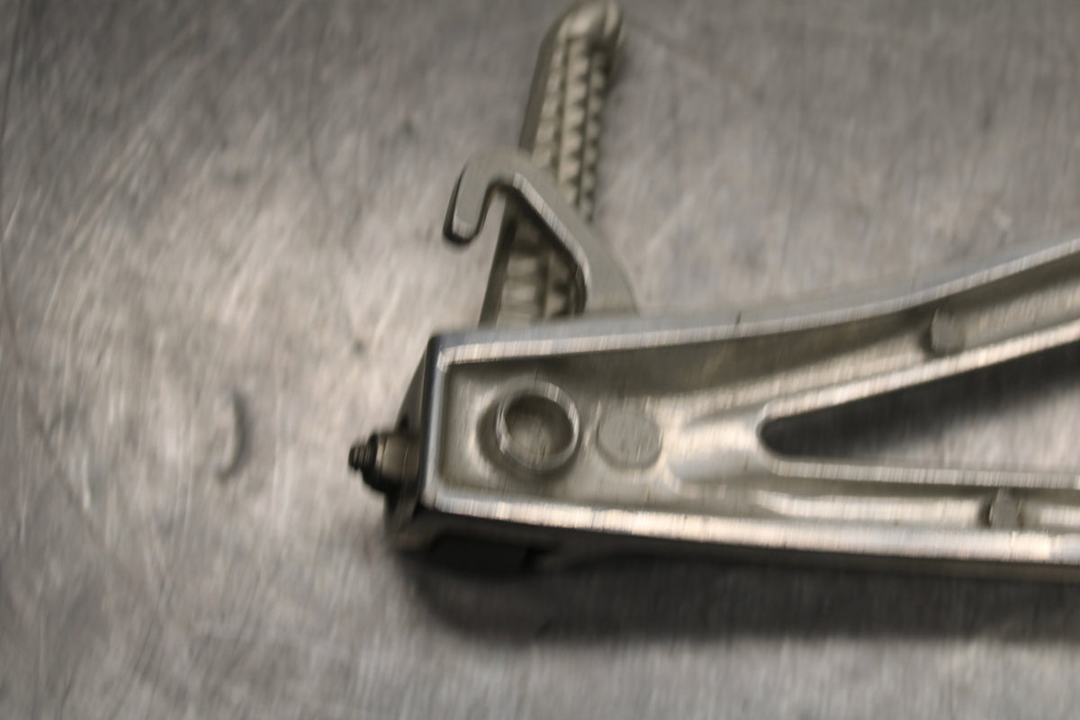 03-05 YAMAHA YZF R6  LEFT REAR BACK PASSENGER PEG BB132