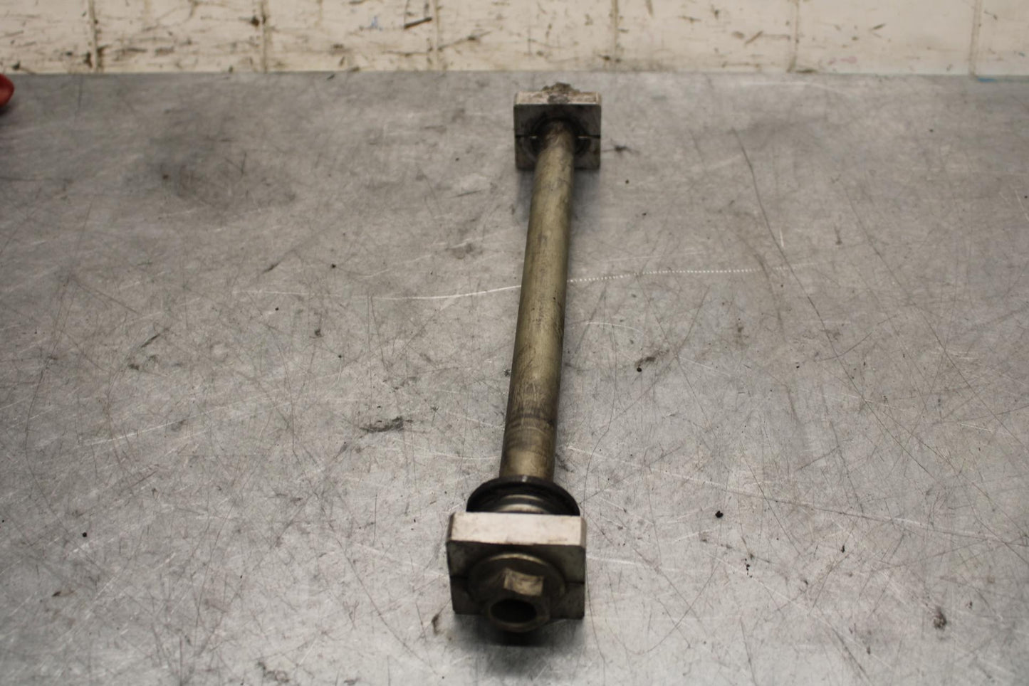 17 KAWASAKI Z900 ZR900 REAR AXLE BACK WHEEL RIM PIVOT BOLT AXEL BB549