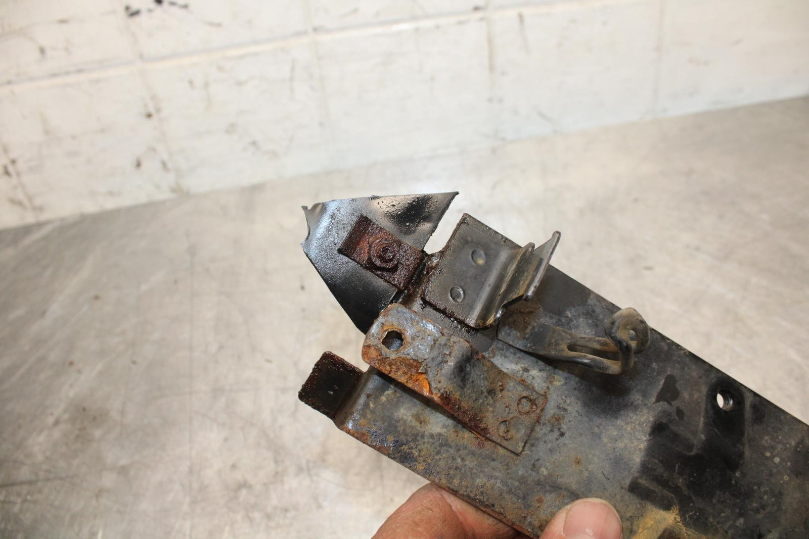 91-92 SUZUKI GSXR750 M  BATTERY HOLD DOWN CLAMP STRAP BB493