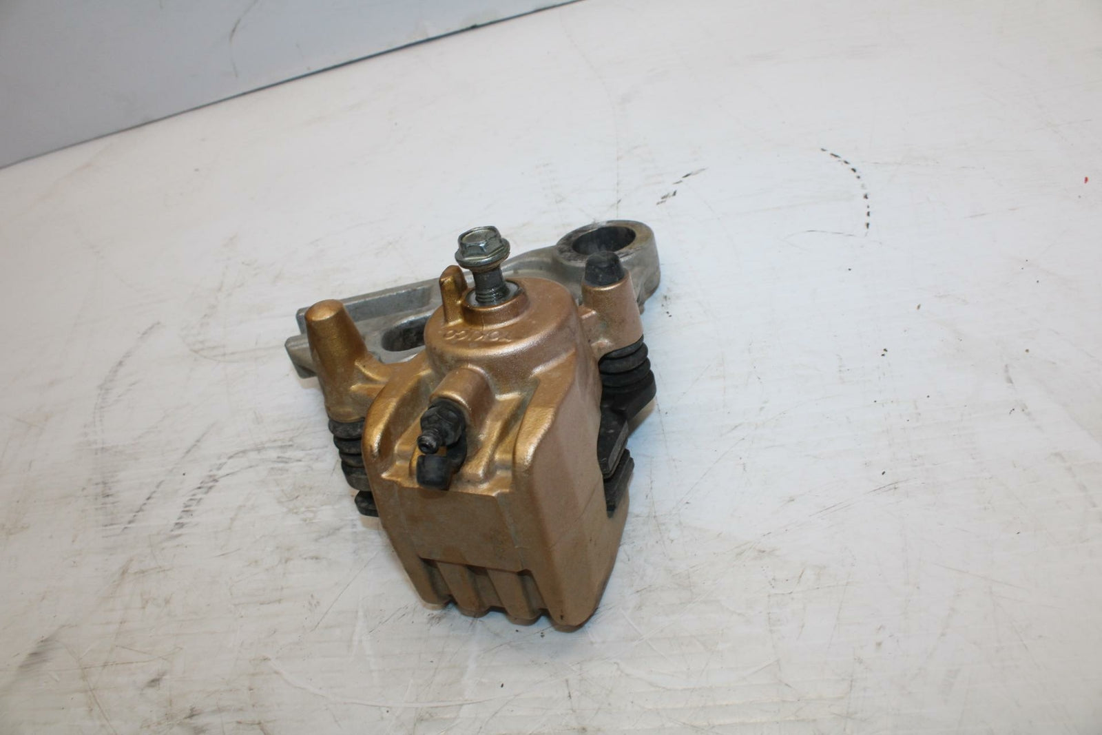 03 KAWASAKI NINJA ZX6RR ZX600K REAR BACK BRAKE CALIPER W MOUNT BRACKET BB264