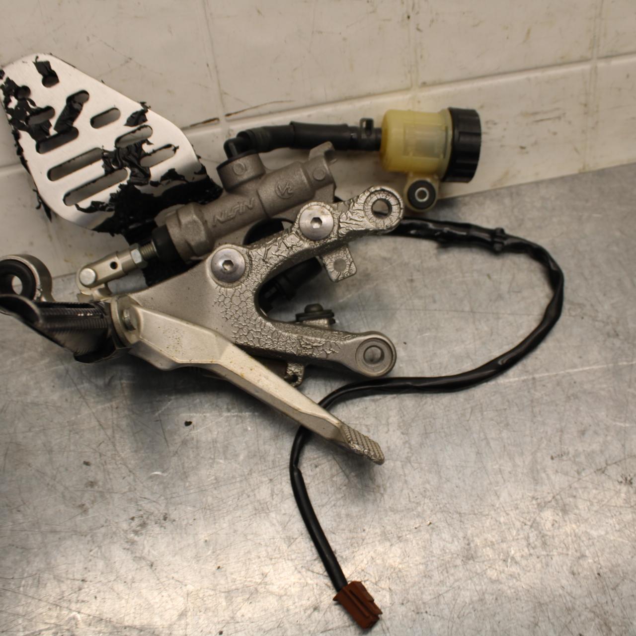 07 YAMAHA YZF R6 2c0 RIGHT REARSET REAR SET DRIVER FOOT PEG REST STOP BB75